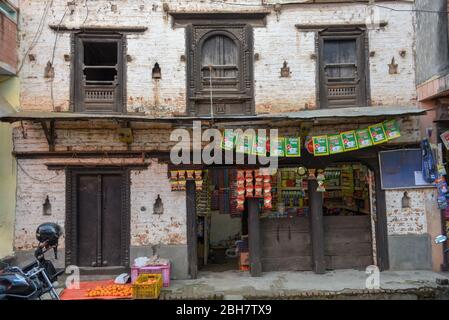 Tansen, Nepal - 14 gennaio 2020: Negozio di alimentari in una casa tradizionale a Tansen in Nepal Foto Stock