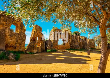 La Valle dei Templi è un sito archeologico con rovine dell'antica Grecia, situato nella regione siciliana di Agrigento, in Sicilia Foto Stock