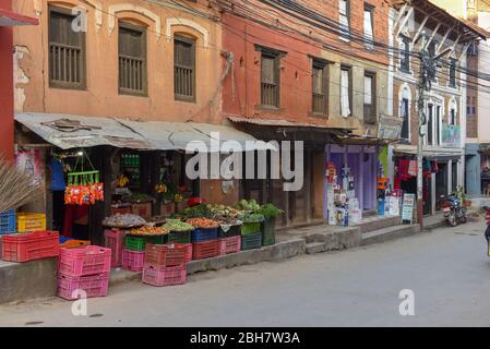Tansen, Nepal - 14 gennaio 2020: Negozio di alimentari in una casa tradizionale a Tansen in Nepal Foto Stock