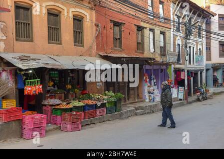 Tansen, Nepal - 14 gennaio 2020: Persone che camminano nel centro storico di Tansen in Nepal Foto Stock