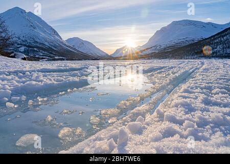 Paesaggio invernale ghiacciato nelle Alpi Lyngen, Finnmark nel nord della Norvegia a nord del circolo polare Foto Stock