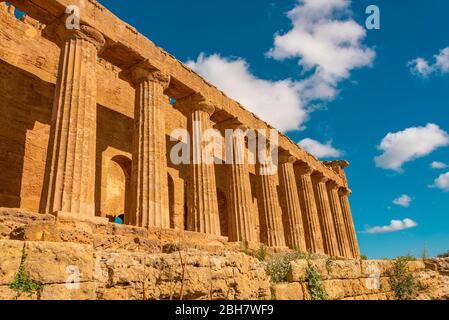 La Valle dei Templi è un sito archeologico con rovine dell'antica Grecia, situato nella regione siciliana di Agrigento, in Sicilia Foto Stock
