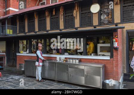 Tansen, Nepal - 14 gennaio 2020: Cameriere di un ristorante a Tansen in Nepal Foto Stock