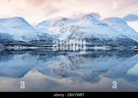 Paesaggio invernale ghiacciato nelle Alpi Lyngen, Finnmark nel nord della Norvegia a nord del circolo polare Foto Stock