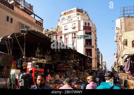 Il souq/bazar di Khan El-Khalili, El-Gamaleya, il Governatorato del Cairo, Egitto. Foto Stock