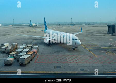 Garuda Indonesia Boieng 737-86N PK-GFZ all'Aeroporto Internazionale Soekarno-Hatta Foto Stock