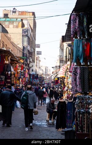 Il souq/bazar di Khan El-Khalili, El-Gamaleya, il Governatorato del Cairo, Egitto. Foto Stock