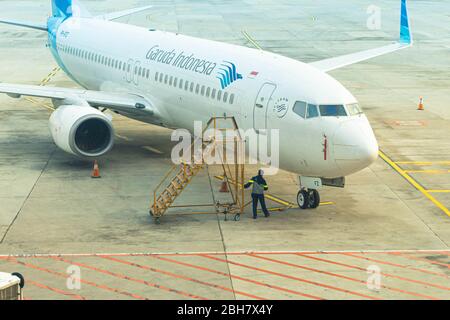 Garuda Indonesia Boieng 737-86N PK-GFZ all'Aeroporto Internazionale Soekarno-Hatta Foto Stock