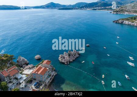 Veduta aerea della baia vicino al villaggio di Przno. Montenegro. Foto Stock