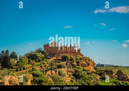 La Valle dei Templi è un sito archeologico con rovine dell'antica Grecia, situato nella regione siciliana di Agrigento, in Sicilia Foto Stock