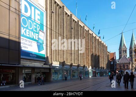 07.04.2020, Brema, Brema, Germania - la zona pedonale Obernstrasse nel centro di Corona è stata spazzata pulita, sulla sinistra la GALERIA Karstadt Foto Stock