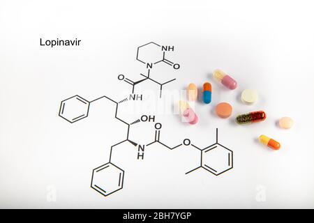 Lopinavir antivirale, pensato per curare la malattia respiratoria di Covid-19. Lopinavir molecola e alcuni medicinali/siringa per iniezione vicino alla terra che Foto Stock