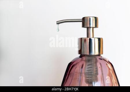 31.03.2020, Berlino, Berlino, Germania - sapone liquido gocciolante da un dispenser di sapone. 0MC200331D872CAROEX.JPG [VERSIONE MODELLO: NON APPLICABILE, REL. PROPRIETÀ Foto Stock