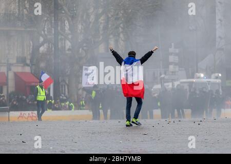 26.01.2019, Parigi, Parigi, Francia - Demonstrator con bandiera francese corre attraverso la Place de la Bastille vuota. 0MK190126D035CAROEX.JPG [VERSIONE MODELLO: Foto Stock