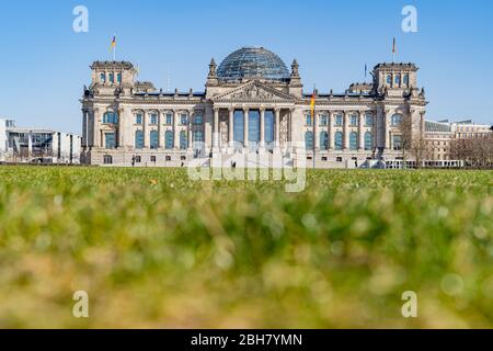 23.03.2020, Berlino, Berlino, Germania - Berlino durante il coprifuoco: Prato quasi deserto davanti all'edificio del Reichstag. 0MK200323D019CAROEX.JPG [MODELLO Foto Stock
