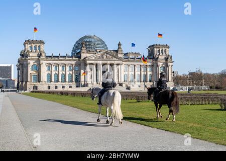 23.03.2020, Berlino, Berlino, Germania - Berlino durante il coprifuoco: Pattuglie squadrone di fronte al Reichstag. 0MK200323D021CAROEX.JPG [VERSIONE MODELLO: Foto Stock