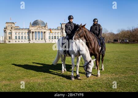 23.03.2020, Berlino, Berlino, Germania - Berlino durante il coprifuoco: Pattuglie squadrone di fronte al Reichstag. 0MK200323D026CAROEX.JPG [VERSIONE MODELLO: Foto Stock