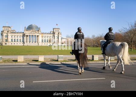 23.03.2020, Berlino, Berlino, Germania - Berlino durante il coprifuoco: Pattuglie squadrone di fronte al Reichstag. 0MK200323D097CAROEX.JPG [VERSIONE MODELLO: Foto Stock
