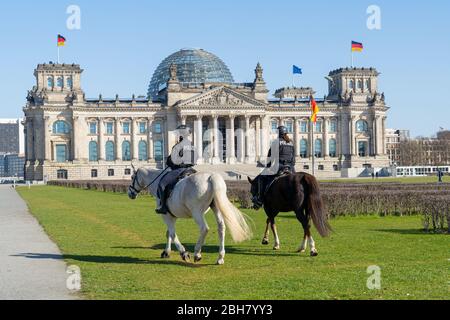 23.03.2020, Berlino, Berlino, Germania - Berlino durante il coprifuoco: Pattuglie squadrone di guida davanti al Reichstag. 0MK200323D089CAROEX.JPG [MODELLO RELEA Foto Stock