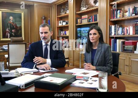 Madrid, Spagna. 24 Aprile 2020. ***NO SPAGNA*** Re Felipe VI di Spagna, la Regina Letizia di Spagna partecipa a una videoconferenza con il settore alberghiero a Zarzuela Palace il 24 aprile 2020 a Madrid, Spagna. Credit: Jimmy Olsen/Media Punch/Alamy Live News Foto Stock