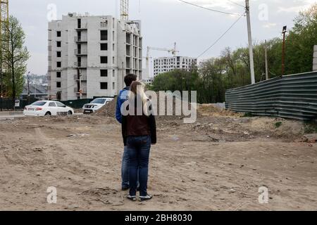 28.04.2019, Kharkiv, , Ucraina - UNA giovane coppia è in un cantiere per edifici di appartamenti a Kharkiv. 00P190428D804CAROEX.JPG [VERSIONE MODELLO: Foto Stock