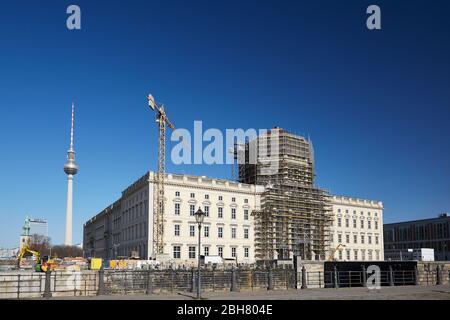 23.03.2020, Berlino, Berlino, Germania - il Palazzo di Berlino, ancora in costruzione, con la torre della televisione sullo sfondo a sinistra. La facciata Foto Stock