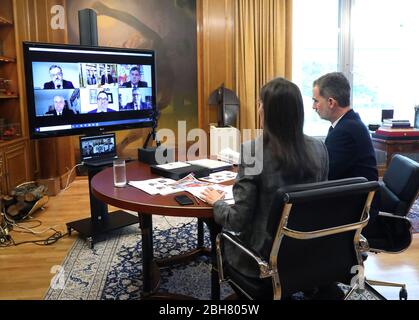 Madrid, Spagna. 24 Aprile 2020. ***NO SPAGNA*** Re Felipe VI di Spagna, la Regina Letizia di Spagna partecipa a una videoconferenza con il settore alberghiero a Zarzuela Palace il 24 aprile 2020 a Madrid, Spagna. Credit: Jimmy Olsen/Media Punch/Alamy Live News Foto Stock