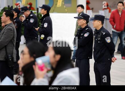 23.03.2019, Conghua, Guangdong, Cina - ufficiali di polizia in servizio. 00S190323D515CAROEX.JPG [VERSIONE MODELLO: SÌ, VERSIONE PROPRIETÀ: SÌ (c) caro images / Foto Stock