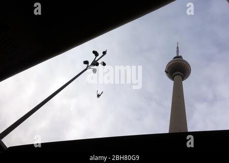 12.11.2019, Berlino, , Germania - telecamere di sorveglianza su Alexanderplatz di fronte alla torre televisiva di Berlino. 00S191112D523CAROEX.JPG [VERSIONE DEL MODELLO Foto Stock