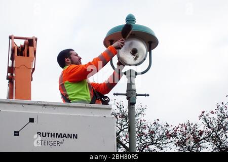 23.01.2020, Berlino, , Germania - lampada stradale è in fase di pulizia. 00S200123D083CAROEX.JPG [VERSIONE MODELLO: NO, VERSIONE PROPRIETÀ: SÌ (c) caro images / Sorg Foto Stock