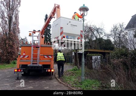 23.01.2020, Berlino, , Germania - lampada stradale in fase di riparazione. 00S200123D082CAROEX.JPG [VERSIONE MODELLO: NO, VERSIONE PROPRIETÀ: SÌ (c) caro images / Sor Foto Stock