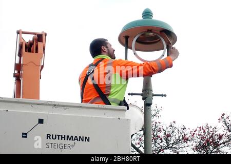 23.01.2020, Berlino, , Germania - lampada stradale è in fase di pulizia. 00S200123D084CAROEX.JPG [VERSIONE MODELLO: NO, VERSIONE PROPRIETÀ: SÌ (c) caro images / Sorg Foto Stock