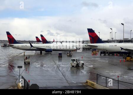 09.04.2020, Minneapolis, Minnesota, USA - Delta Airlines velivolo sul piazzale dell'aeroporto. 00S200409D256CAROEX.JPG [VERSIONE MODELLO: NO, VERSIONE PROPRIETÀ: Foto Stock