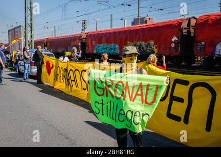 06.04.2020, Muenster, Renania settentrionale-Vestfalia, Germania - gli oppositori del nucleare manifestano alla stazione di trasporto di Muenster contro il Castor tran Foto Stock
