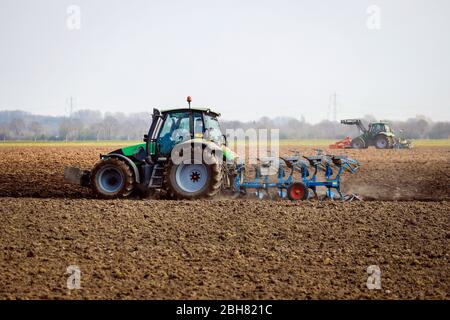 07.04.2020, Kempen, Renania settentrionale-Vestfalia, Germania - Agricoltura, un trattore aratro un campo, lo prepara per la coltivazione di ortaggi. 00X200407D020CARO Foto Stock