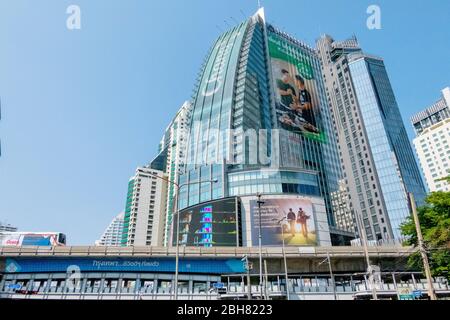 Gli edifici in vetro di Chang nella città di Bangkok con il primo treno sopraelevato BTS e lo sfondo blu del cielo che ne mostra il design e il traffico. Bangkok, Thailandia aprile Foto Stock