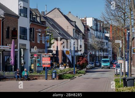 15.04.2020, Heinsberg, Renania settentrionale-Vestfalia, Germania - Hochstrasse a Heinsberg, la strada principale dello shopping in tempi della pandemia corona con contatto b Foto Stock