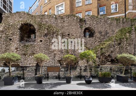 Parte del Muro romano originale che circondava Londinium a Coopers Row vicino a Tower Hill a Crescent, costruito nel 200 d.C. ma aggiunto in epoca medievale Foto Stock