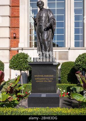 Statua di fisico pionieristico e ingegnere elettrico Michael Faraday (1791-1867) al di fuori dell'Istituto di Ingegneria e tecnologia, Savoy Place, Foto Stock