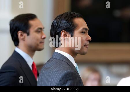 Austin Texas USA, 27 maggio 2009: Sindaco neoeletto di San Antonio, Julian Castro, visita con i legislatori al Campidoglio del Texas dopo la sua vittoria elettorale primaverile. Il fratello gemello di Castro, Joaquin (a sinistra), è un rappresentante dello stato. ©Bob Daemmrich Foto Stock