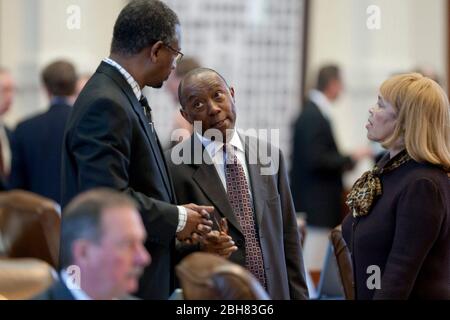 Austin Texas USA, 20 maggio 2009: Azione politica nella Texas House durante gli ultimi giorni della 81st sessione legislativa, mostrando (l a r) il Rep. Harold Dutton (D-Houston), il Rep. Sylvester Turner (D-Houston) e il Rep. Helen Giddings (D-Houston) che discutono di legislazione. ©Bob Daemmrich Foto Stock