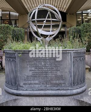 D'Oyly carte Armerillary Sphere, un quadrante ornato, un memoriale della compagnia leggera d'opera con sede nel vicino Savoy Hotel, City of Westminster, Londra Foto Stock
