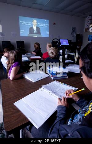 Austin Texas USA, 10 settembre 2009: Il discorso del presidente Barack Obama ai bambini della scuola nazionale è ripresentato per le classi di studi sociali alla Kealing Middle School come parte di una lezione e discussione del processo politico americano per 6th e 7th classificatori. ©Bob Daemmrich Foto Stock