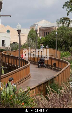 Brownsville, Texas USA, 8 ottobre 2009: Studenti universitari prevalentemente ispanici che camminano per le classi con le scuole di istruzione e affari in background presso il campus dell'Università del Texas-Brownsville/Texas Southmost College. ©Bob Daemmrich Foto Stock
