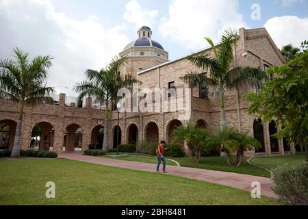 Brownsville, Texas USA, 8 ottobre 2009: Studenti universitari prevalentemente ispanici che camminano per le classi con le nuove scuole di istruzione e affari in background presso il campus dell'Università del Texas-Brownsville/Texas Southmost College. ©Bob Daemmrich Foto Stock