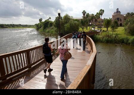 Brownsville, Texas USA, 8 ottobre 2009: Studenti universitari prevalentemente ispanici che camminano per le classi con le scuole di istruzione e affari in background presso il campus dell'Università del Texas-Brownsville/Texas Southmost College. ©Bob Daemmrich Foto Stock