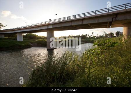 Brownsville, Texas USA, 7 ottobre 2009: Ponte internazionale che attraversa il fiume Rio Grande vicino al centro di Brownsville fino a Matamoros, Messico (l). ©Bob Daemmrich Foto Stock