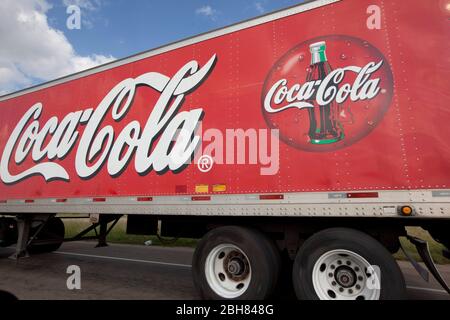 Corpus Christi, Texas USA, 8 ottobre 2009: Un camion di consegna Coca-Cola a 18 ruote diretto verso nord sull'Interstate 37 tra Corpus Christi e San Antonio, Texas. © Bob Daemmrich Foto Stock