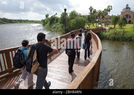 Brownsville, Texas USA, 8 ottobre 2009: Studenti universitari prevalentemente ispanici che camminano per le classi con le scuole di istruzione e affari in background presso il campus dell'Università del Texas-Brownsville/Texas Southmost College. ©Bob Daemmrich Foto Stock
