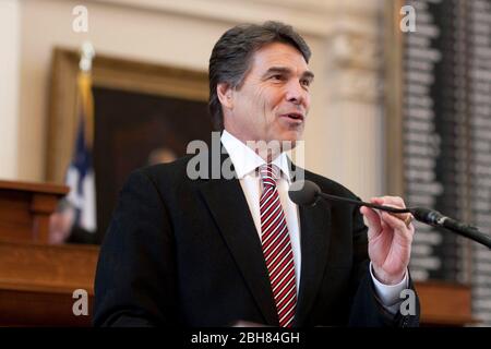 Austin, Texas USA, gennaio 11 2010: Il governatore del Texas Rick Perry parla alla cerimonia di giuramento della prima Corte Suprema di Latina, Eva Guzman di Houston, nella Camera della Camera. ©Bob Daemmrich Foto Stock